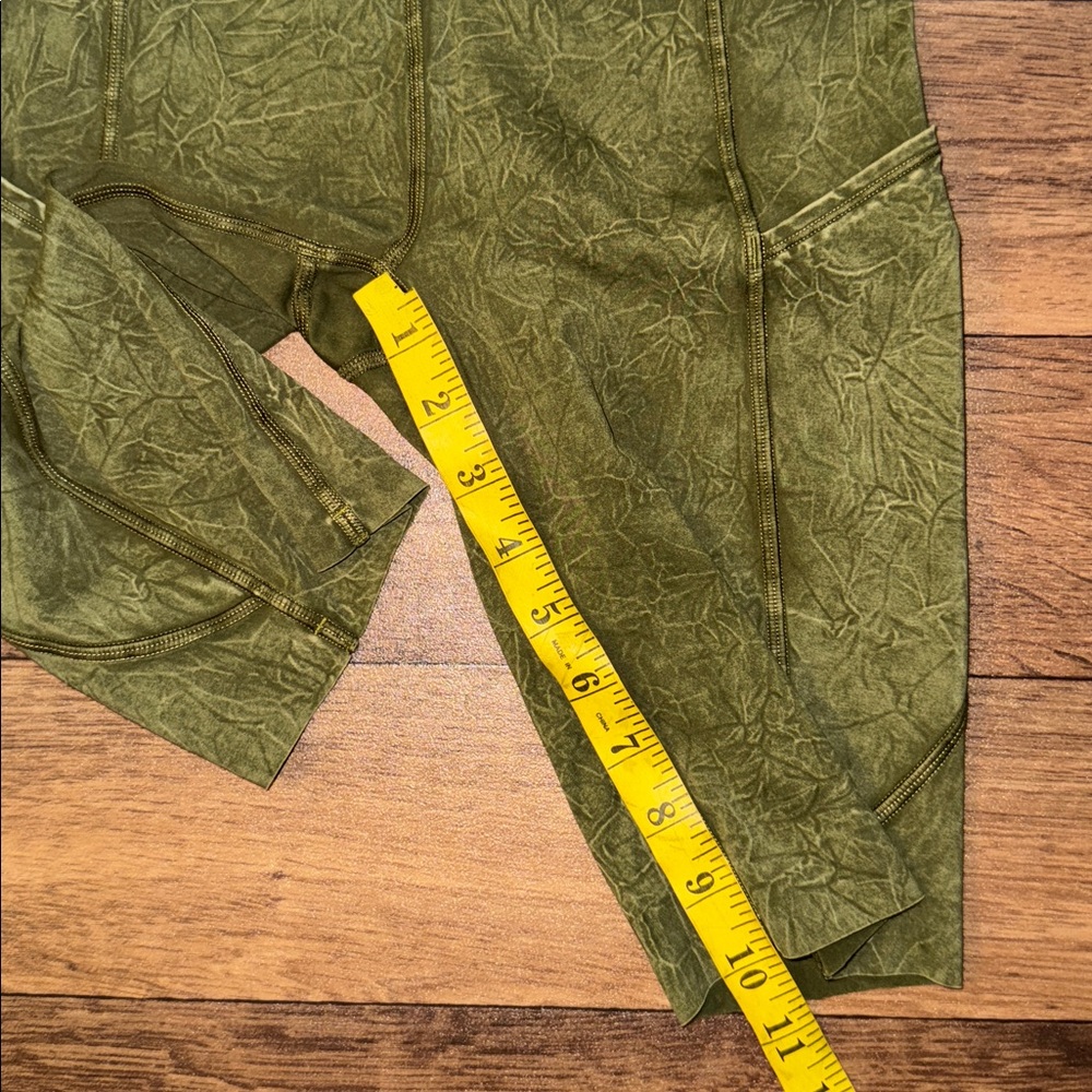 Lululemon Size 4 Fast and Free Short 10" *Ice Dye
Ice Wash Moss Green Modest Gym - Picture 10 of 10